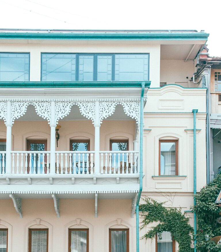 Use of cornice in architecture